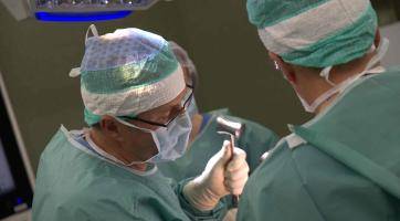 Ortopedi Baťovy nemocnice vyměňují ramenní klouby už 20 let