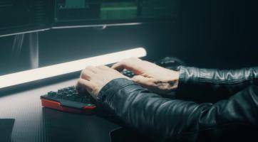 Stáhl erotické fotky z internetu a vydával se za ženu. Z nic netušícího muže vylákal přes 700 tisíc korun