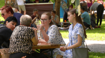 Stánky s vínem, jídlem i oblečením lákaly na procházku parkem