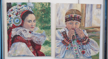 Krása přírody a kroje Slovácka rozzářily foyer Domu kultury