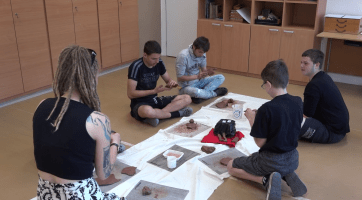 Žáci se ve výtvarné výchově učí vyjádřit pocity a myšlenky metodou artefiletiky
