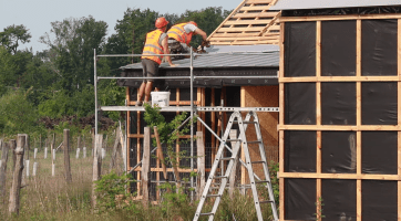 V dětském městečku už vyrostly první dřevěné chatky