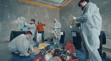 Více než polovina odpadů v černých popelnicích se ještě dá vytřídit