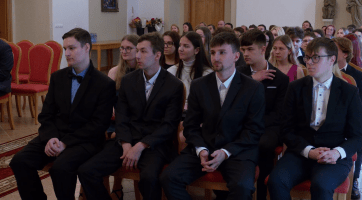 Žáci OA a SŠP získali poprvé maturitní vysvědčení v obřadní síni radnice
