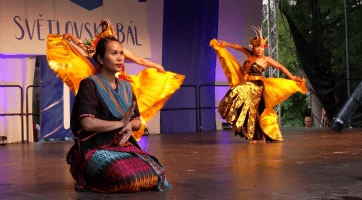 Na Světlovském bále zatančila skupina Kintari