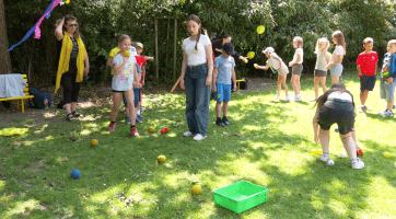 Na zahradě MŠ Olšava slavily děti ze školky společně se školáky svůj odložený svátek