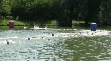 Rybník Cihelna obsadili dálkoví plavci