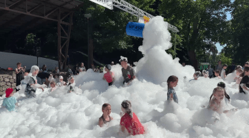 Vyvrcholení dětského dne ve Bzenci byl tanec v pěně