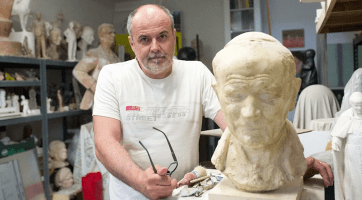 V krajské galerii vystavuje významný český sochař Radim Hanke