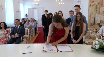 Žáci 9. tříd a studenti víceletého gymnázia převzali od vedení města ocenění 