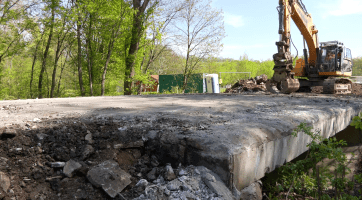 Oprava mostu na půl roku uzavřela silnici do Suché Lozi