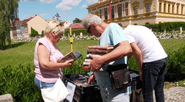 Bazar knih v Uherském Hradišti nabídl beletrii na léto, ale i noty