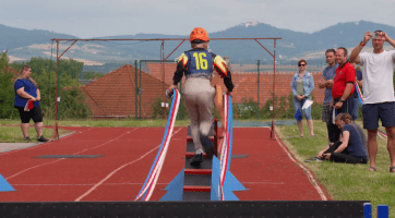 Mladí hasiči poměřili síly v závodě na 60 metrů s překážkami