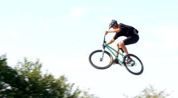 Na dráze žlutavského Dirt parku Yellow Hills létali bikeři nad rampami