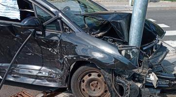 Po čtvrteční nehodě v centru Zlína zůstal vůz zaklíněný v pouliční lampě