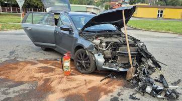 Ve Valašském Meziříčí vzplálo auto za jízdy, ve Slušovicích se srazily dva osobáky