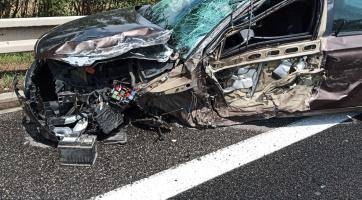 Střet dodávky s osobákem uzavřel silnici E50 u Kunovic. Na Zlínsku narazil řidič do stromu