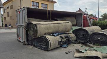 Úterní dopravní nehody: Srážka tří vozidel na E50, zraněný motorkář u Žeranovic a převrácený náklaďák v Kudlovicích