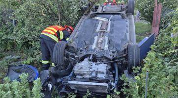 Opilý řidič boural v Polešovicích. Auto skončilo převrácené v zahradě rodinného domu