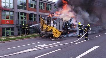 Požár přívěsu nákladního automobilu ve Zlíně komplikoval provoz v dopravní špičce
