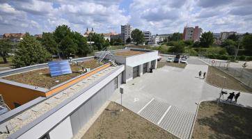 Nové garáže, zázemí i sklady. Přístavba výjezdové základny záchranné služby v Uherském Hradišti je hotová