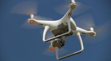 Nový dron odhalí černé skládky a pomůže při povodních v regionu