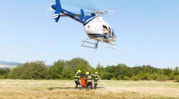 Dobrovolní hasiči cvičili plnění závěsného bambivaku pod vrtulníkem