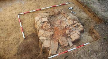 V místě pobořeného Penkova statku v Hluku vznikne odpočinková zóna. Prostor obsadili archeologové