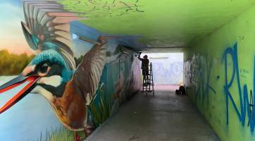 Podchod železnice mezi sídlišti ožívá graffiti Proroka