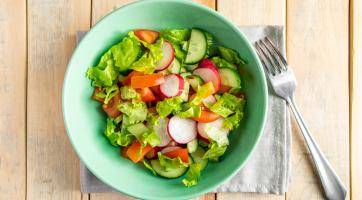 Do letního jídelníčku zařaďte sezónní ovoce a zeleninu, radí nutriční terapeut