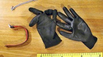 „Jel jsem jen okolo,“ tvrdil po vloupání zloděj v lékařské roušce