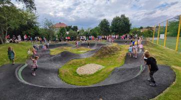 V Boršicích mají novou pumptrackovou dráhu. Klopené zatáčky ocení děti i zkušení jezdci