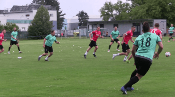 Hokejové a fotbalové hvězdy spojilo benefiční utkání