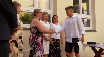 S deváťáky se v Ostrožské Nové Vsi rozloučily učitelky i prvňáčci