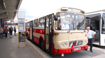 Nadšenci do historie dopravy se mohli svézt Karosami z 80. let