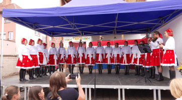 Léto přivítaly sbory zpěvem v zahradě restaurace U Racka