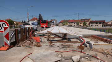 V pondělí začne dopravní omezení na Svatojiřském nábřeží