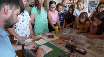 Žáci ZUŠ na výtvarném táboře  Ateliér Knihozem objevují tajemství krásných knih 