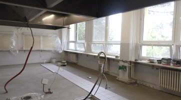 Strávníci ZŠ Trávníky si po prázdninách užijí novou a bezpečnější kuchyň