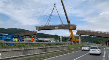 Oblouková lávka na Bobrkách šla po 15 letech k zemi