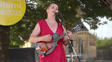 Strážnicí zněly folkové i lidové písně v podání Lucie Redlové