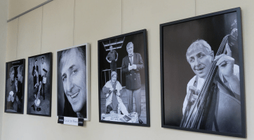 Chodby zlínské radnice zdobí „Fešák Karel“