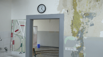 Otrokovice bleskově reagují na havarijní stav střechy ZŠ Mánesova