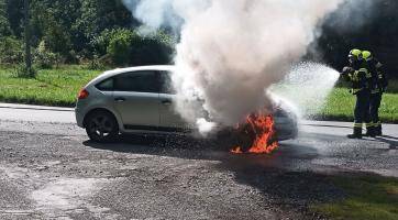 Automobil začal hořet za jízdy. Řidič i spolujezdkyně vyvázli bez zranění