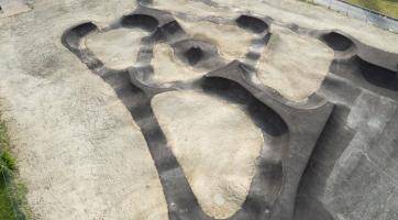 Výstavba nového pumptracku ve Starém Městě finišuje