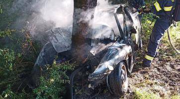 Po nárazu do stromu začal vůz hořet. Vážně zraněnému řidiči pomáhali kolemjedoucí