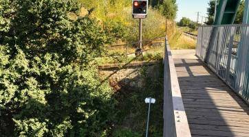 Vandalové opakovaně ničí dopravní značení u lávky pro pěší v Kroměříži