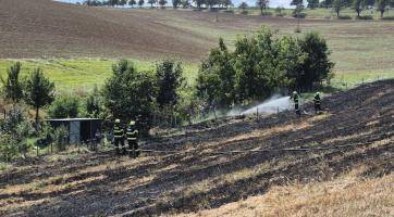 Hasiči bojovali s požárem lesa a pole na Kroměřížsku