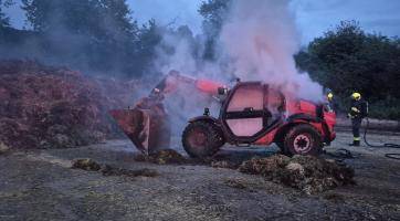 Tři jednotky hasičů likvidovaly požár nakladače v Ratajích 