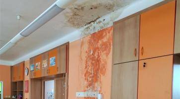 V Otrokovicích musí ihned opravit poškozenou střechu mateřské školy